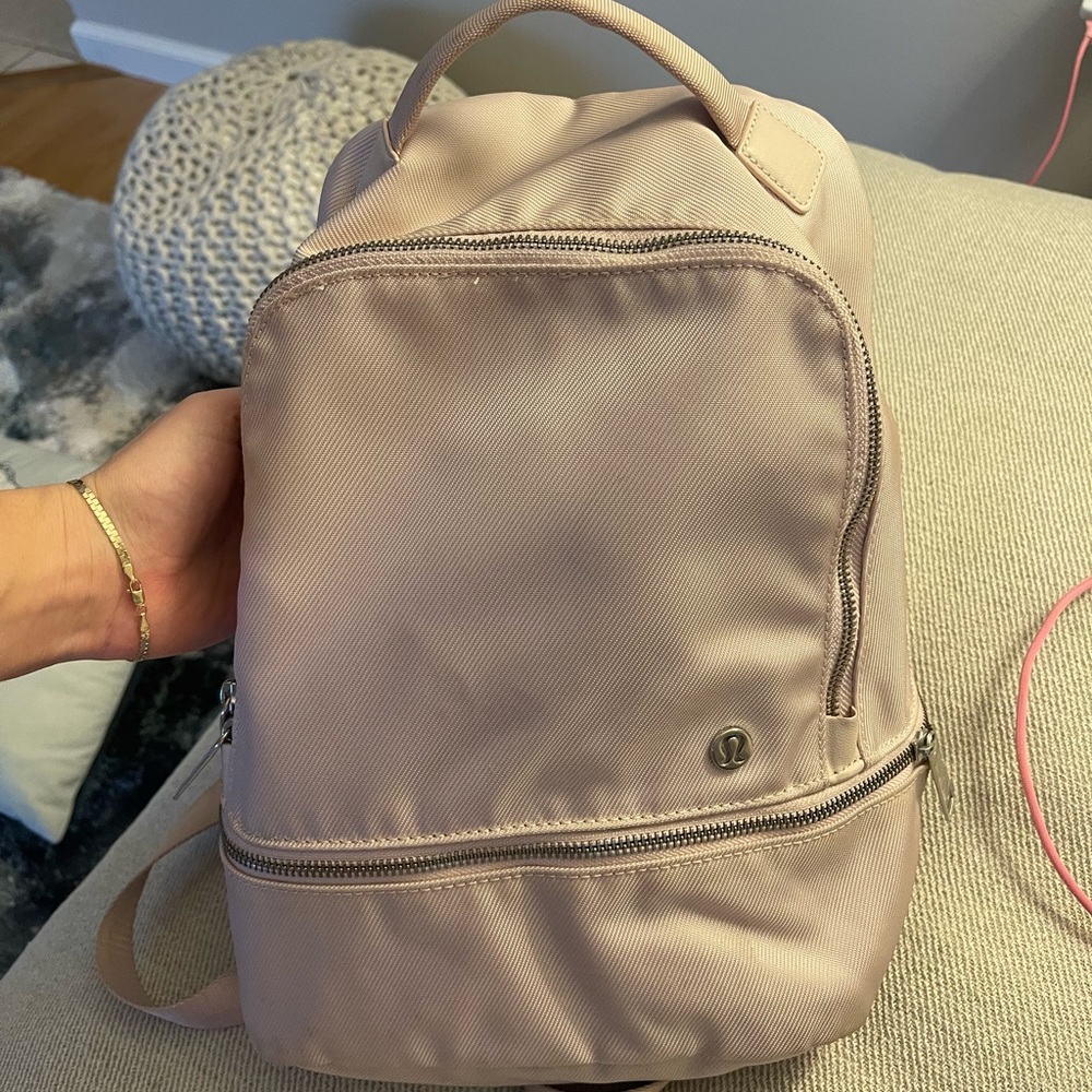 Blush pink lululemon back pack only used few times no signs of wear